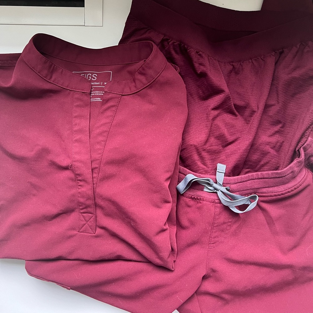 LIKE NEW FIGS ZAMORA MATERNITY JOGGER SCRUBS (MP) & RAFAELA OVERSIZED TOP (M)